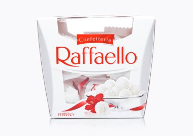Londra, İngiltere-07 Aralık 2017: Ferrero Raffaello beyaz bir kutusunda. Raffaello bir küresel Hindistan cevizi badem confection Ferrero tarafından üretilen olduğunu.