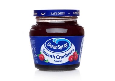 Londra, İngiltere-07 Aralık 2017: kavanoz, okyanus sprey marka beyaz bir bütün Berry kızılcık sosu.