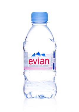 Londra, İngiltere-07 Aralık 2017: şişe, Evian doğal maden suyu bir beyaz. Fransa'da yapılan.