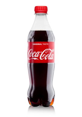 Londra, İngiltere-07 Aralık 2017: beyaz klasik Coca-Cola şişesi. Coca-Cola dünyanın en popüler soda ürünlerinden biridir.