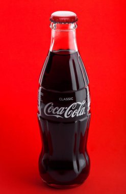 Londra, İngiltere-07 Aralık 2017: kırmızı klasik Coca-Cola şişesi. Coca-Cola dünyanın en popüler soda ürünlerinden biridir.
