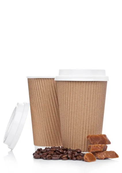 Taza de papel de café capuchino con frijoles y caramelo — Foto de Stock