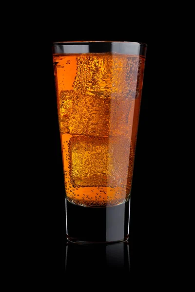 Bebida gaseosa carbonatada con hielo — Foto de Stock