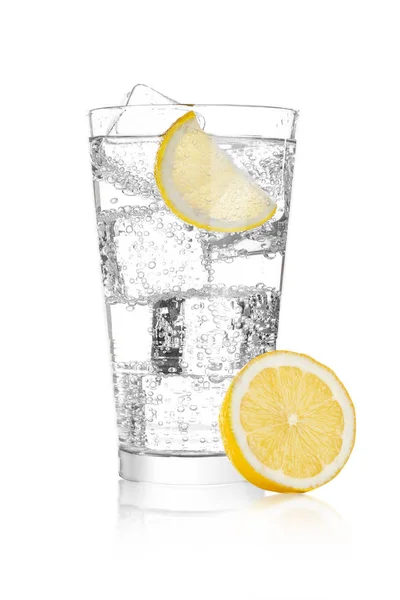 चमकदार पानी का ग्लास सोडा पेय नींबू — स्टॉक फ़ोटो, इमेज