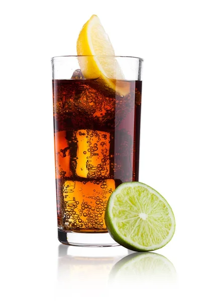Bardak soğuk kola soda içmek kireç ve limon ile — Stok fotoğraf