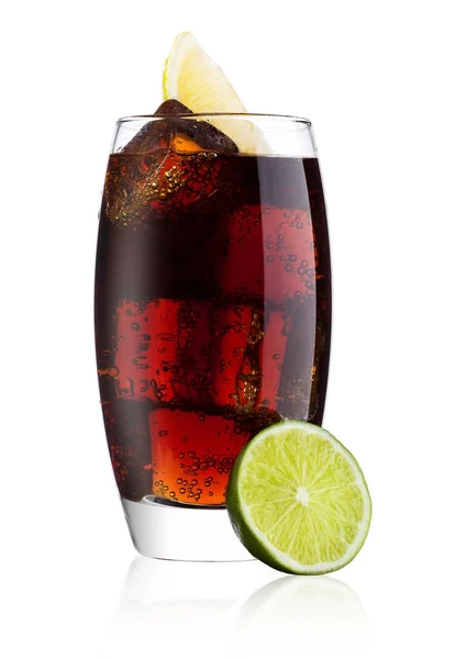Ποτήρι ποτό σόδα κρύα αναψυκτικά τύπου κόλα με λάιμ και λεμόνι — Φωτογραφία Αρχείου