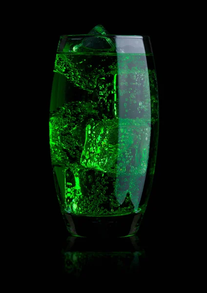 Sticla de energie verde carbogazoasa cu gheata — Fotografie, imagine de stoc