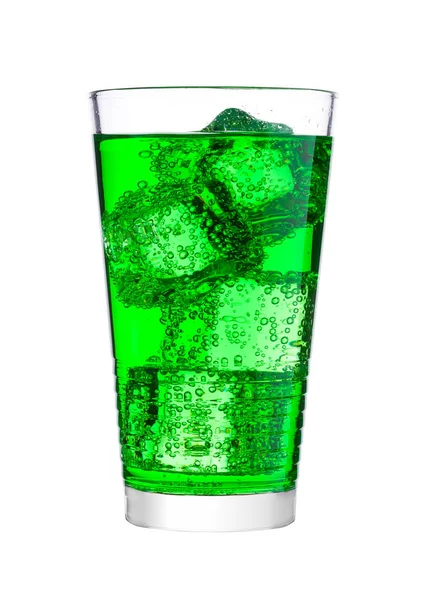 Glas van groene energie koolzuurhoudende frisdrank met ijs — Stockfoto