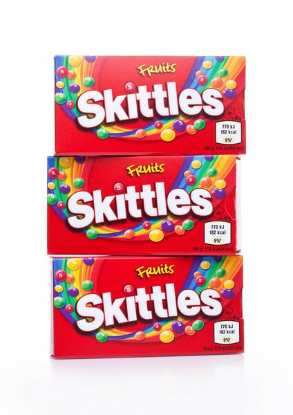 ЛОНДОН, Великобритания-ДЕКАБРЬ 07, 2017: Skittles Candy Pack on white. Skyles - бренд фруктовых ароматизаторов
.