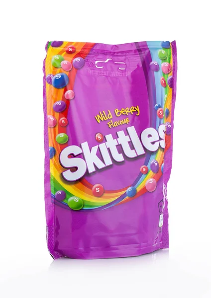 LONDRES, Reino Unido - DEZEMBRO 07, 2017: Skittles Candy Pack Wild Berry em branco. Skittles é uma marca de doces com sabor a frutas . — Fotografia de Stock