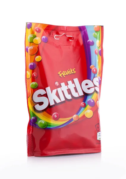 LONDRES, Reino Unido - 07 DE DICIEMBRE DE 2017: Skittles Candy Pack en blanco. Skittles es una marca de dulces con sabor a fruta. . — Foto de Stock
