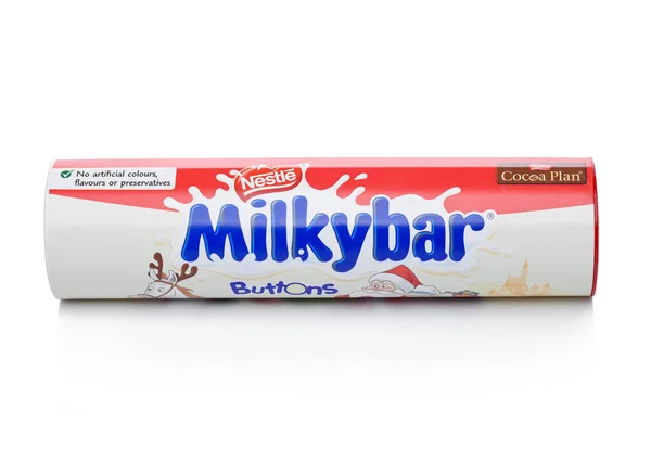 London, Storbritannien-07 December 2017: Milkybar tube vit choklad knappar på wgite. Producerad av Nestle. — Stockfoto
