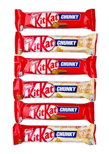 LONDRES, Reino Unido - 07 DE DICIEMBRE DE 2017: Kit Kat chunky chocolate blanco barra de chocolate en blanco. Bars Kit Kat es producido por la compañía Nestlé . —  Fotos de Stock