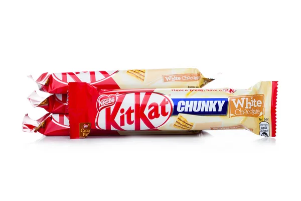 LONDRES, ROYAUME-UNI - 07 DÉCEMBRE 2017 : Kit Barre de chocolat blanc au chocolat épais Kat sur fond blanc. Bars Kit Kat est produit par la société Nestlé . — Photo