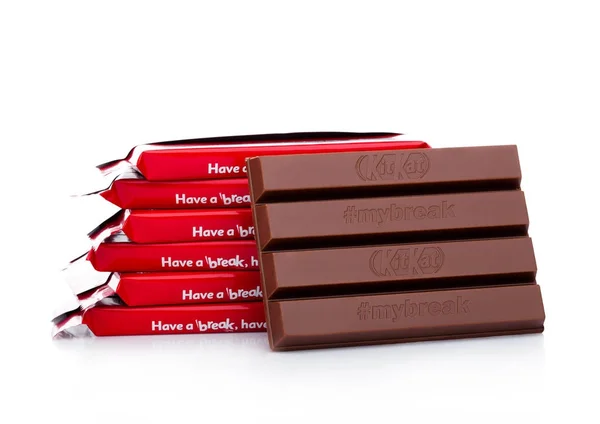 Londra, İngiltere-07 Aralık 2017: Kit Kat üzerine beyaz çikolata bar. Barlar Kit Kat Nestle firması tarafından üretilen.
