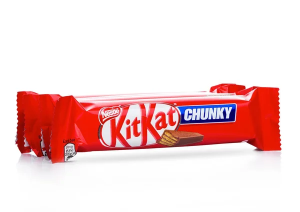 LONDRES, Reino Unido - 07 DE DICIEMBRE DE 2017: Kit Kat gruesa barra de chocolate en blanco. Bars Kit Kat es producido por la compañía Nestlé . —  Fotos de Stock