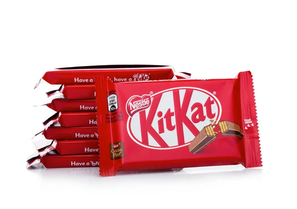 LONDRES, Reino Unido - 07 DE DICIEMBRE DE 2017: Kit Kat barra de chocolate en blanco. Bars Kit Kat es producido por la compañía Nestlé . —  Fotos de Stock