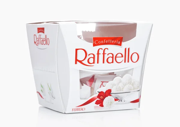 ЛОНДОН, Великобритания-ДЕКАБРЬ 07, 2017: Ferrero Raffaello in a box on white. Raffaello - сферическая кондитерская из кокосового миндаля, производимая Ferrero . — стоковое фото