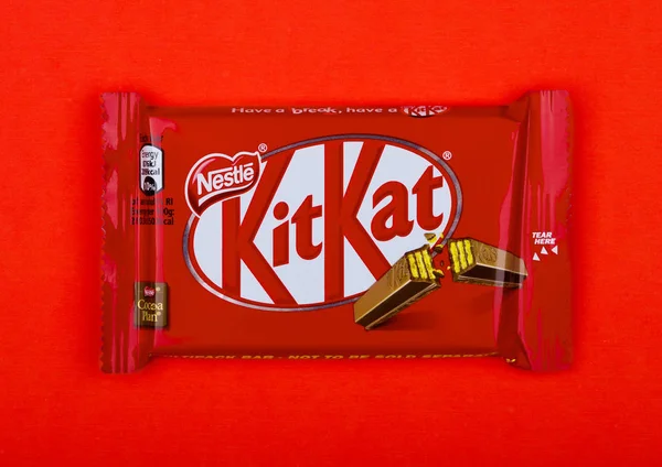 ЛОНДОН, Великобритания - 07 ДЕКАБРЯ 2017: Шоколадка Kit Kat на красном. Bars Kit Kat производится компанией Nestle . — стоковое фото