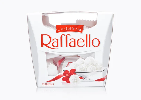 ЛОНДОН, Великобритания-ДЕКАБРЬ 07, 2017: Ferrero Raffaello in a box on white. Raffaello - сферическая кондитерская из кокосового миндаля, производимая Ferrero . — стоковое фото