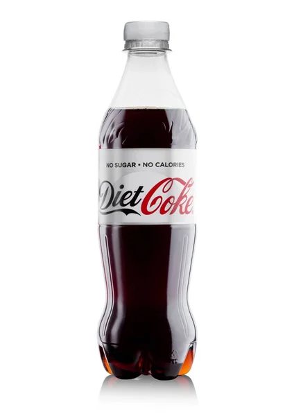 ЛОНДОН, Великобритания-ДЕКАБРЬ 07, 2017: Бутылка диетической кока-колы на белом. Кока-кола - один из самых популярных газированных продуктов в мире . — стоковое фото