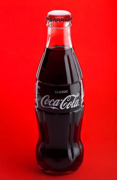 LONDRA, UK-DICEMBRE 07, 2017: Bottiglia di Coca-Cola classica su rosso. La Coca-Cola è uno dei prodotti di soda più popolari al mondo . — Foto Stock