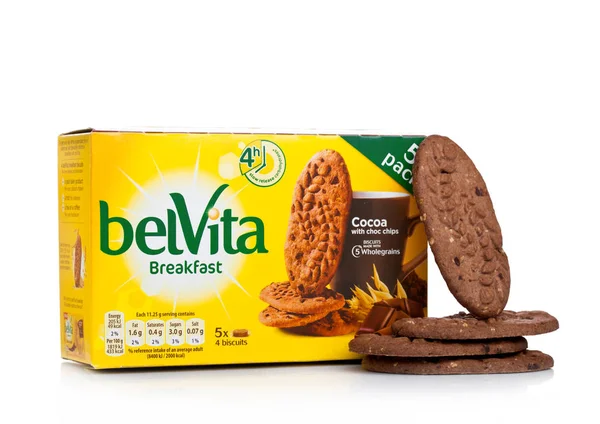 ЛОНДОН, Великобритания-ДЕКАБРЬ 07, 2017: belVita Breakfast Cocoa on white. Печенье belVita изготавливается из цельнозерновых, которые обеспечивают четыре часа устойчивого высвобождения энергии . — стоковое фото