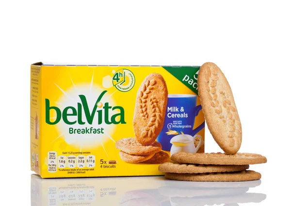 LONDRES, Reino Unido - DEZEMBRO 07, 2017: belVita Breakfast Milk & Cereals on white. biscoitos belVita são feitos com todo o egrain que fornecem quatro horas de liberação de energia sustentada . — Fotografia de Stock