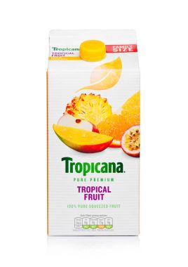 Londra, İngiltere-15 Aralık 2017: beyaz üzerine taze Tropicana tropikal meyve suyu aile bohça.