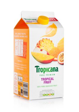 Londra, İngiltere-15 Aralık 2017: beyaz üzerine taze Tropicana tropikal meyve suyu aile bohça.