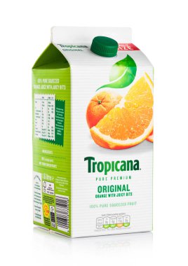 Londra, İngiltere-15 Aralık 2017: beyaz üzerine taze Tropicana portakal suyu aile bohça.