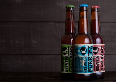 Londra, İngiltere - 15 Aralık 2017: Ahşap üzerinde brewdog bira şişesi. Brewdog brewery 