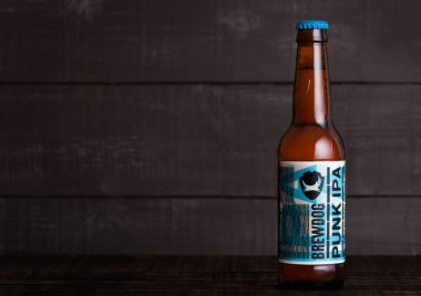 Londra, İngiltere - 15 Aralık 2017: Punk IPA şişe post modern klasik, ahşap üzerine Brewdog bira.
