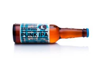 Londra, İngiltere - 15 Aralık 2017: Şişe Punk IPA post modern klasik, beyaz üzerine Brewdog bira.