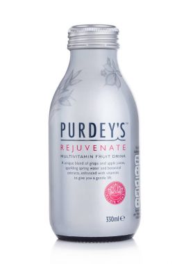 Londra, İngiltere-15 Aralık 2017: şişe Purdey'nın multivitamin suyu içecek beyaz.