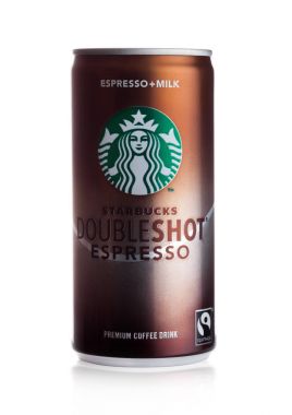 Londra, İngiltere-15 Aralık 2017: cam ahşap Starbucks doubleshot espresso kahve içki şişeleri. Seattle merkezli Starbucks dünyanın en büyük kahvehane şirketidir.