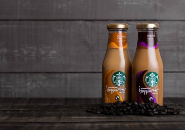 Londra, İngiltere-15 Aralık 2017: cam şişe Starbucks frappuccino kahve karamel ahşap içkiyle. Seattle merkezli Starbucks dünyanın en büyük kahvehane şirketidir.