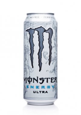 Londra, İngiltere - 15 Aralık 2017: Monster Energy Drink ultra beyaz bir kutu. 2002 yılında tanıtılan canavar şimdi 30'dan fazla farklı içecekler yüksek kafein içeriği vardır.