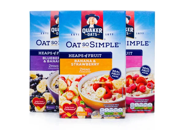 Лондон, Великобританія - 15 грудня 2017: Коробки Quaker Oats кашу з і фруктів на білому. Він належить Pepsico з 2001 року. — стокове фото