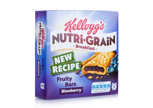 LONDRES, ROYAUME-UNI - 15 DÉCEMBRE 2017 : Barres de petit-déjeuner molles au four au grain Nutri de marque Kellogg sur fond blanc. Fabriqué avec des vrais fruits et des grains entiers. Bleuets . — Photo