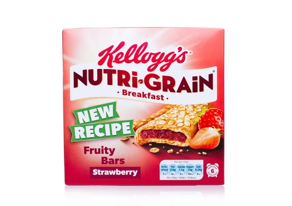 LLONDON, Reino Unido - 15 de dezembro de 2017: Box of Kellogg 's brand Nutri Grain Soft Baked Breakfast Bars on white background. Feito com frutas reais e grãos inteiros. Morango — Fotografia de Stock