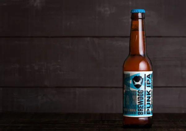 Karlovy Vary, Česko - 15. prosince 2017: Láhev Punk Ipa postmoderní klasika, z pivovaru Brewdog na dřevo. — Stock fotografie