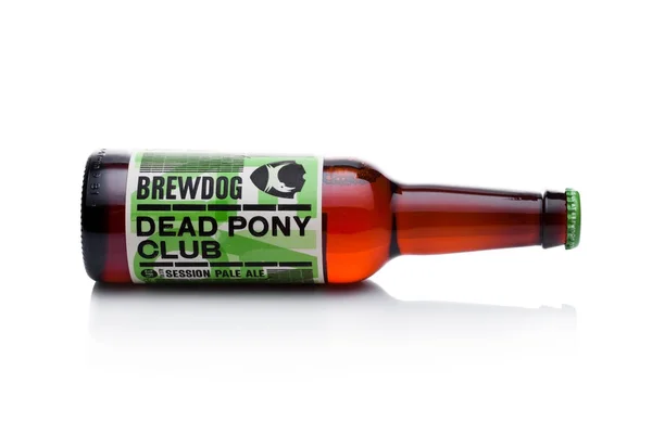 Karlovy Vary, Česko - 15. prosince 2017: Láhev z mrtvých Pony Club světle pivo z pivovaru Brewdog na bílém. — Stock fotografie