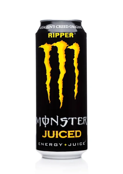 Лондон, Великобританія - 15 грудня 2017: Може Monster Energy Drink juiced на білому. Представлений в 2002 році Monster тепер має більш ніж 30 різних напої з високим вмістом кофеїну. — стокове фото