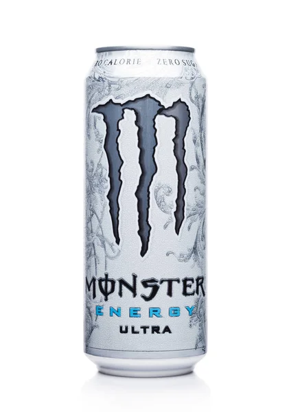 LONDRES, Royaume-Uni - 15 DÉCEMBRE 2017 : Une canette de Monster Energy Drink ultra sur blanc. Introduit en 2002 Monster a maintenant plus de 30 boissons différentes avec une teneur élevée en caféine . — Photo