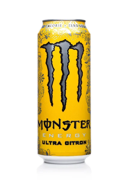 Londyn, Wielka Brytania - 15 grudnia 2017: Puszka Monster Energy Drink cytryna ultra na biały. W 2002 roku potwór ma teraz ponad 30 różnych napojów z wysokiej zawartości kofeiny. — Zdjęcie stockowe