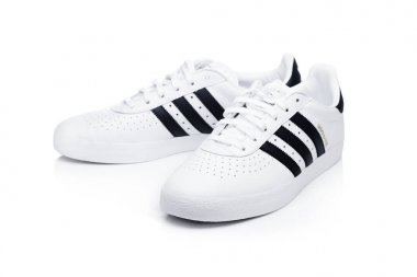 Londra, İngiltere - 02 Ocak 2018: Adidas Originals beyaz ayakkabılarla. Tasarımları ve spor ayakkabı, giyim ve aksesuarları üreten Alman çok uluslu şirket.