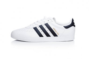 Londra, İngiltere - 02 Ocak 2018: Adidas Originals beyaz ayakkabılarla. Tasarımları ve spor ayakkabı, giyim ve aksesuarları üreten Alman çok uluslu şirket.
