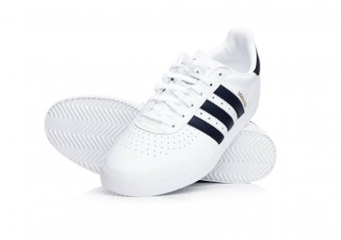 Londra, İngiltere - 02 Ocak 2018: Adidas Originals beyaz ayakkabılarla. Tasarımları ve spor ayakkabı, giyim ve aksesuarları üreten Alman çok uluslu şirket.