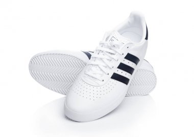 Londra, İngiltere - 02 Ocak 2018: Adidas Originals beyaz ayakkabılarla. Tasarımları ve spor ayakkabı, giyim ve aksesuarları üreten Alman çok uluslu şirket.